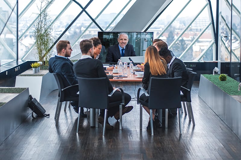 Gruppe, die an einem Video-Konferenzgespräch teilnehmen 