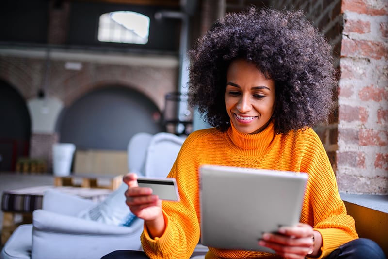 Eine Frau, die eine Zahlung im Internet tätigt